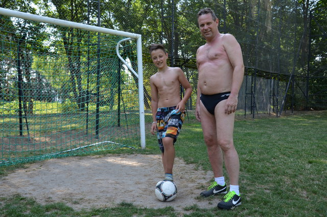 Sportlich unterwegs: Harald und Richard Rösner auf dem Fußballplatz. Der Vater schätzt die tolle Lage, den Wienblick und das gute Publikum, Sohn Richard liebt das Fußballspielen und das tolle Sprungbrett: "Ich komme zum Schwimmen und Sporteln".