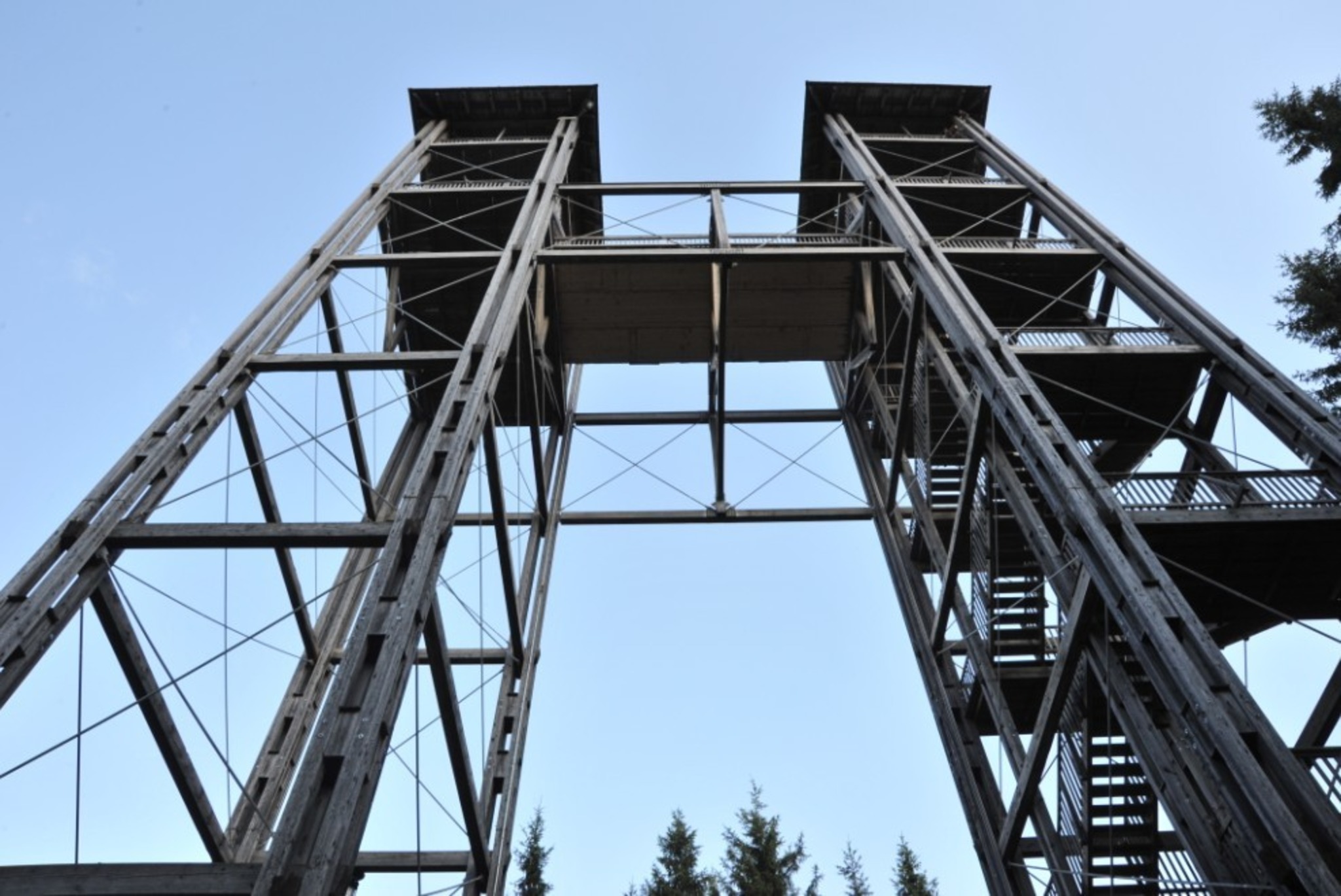Turm im Gebirge hat 15 Jahre auf seinem Holzbuckel Murau