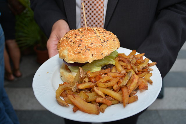 Hawaii: KUA-AINA-AVOCADO-BAGA, also ein toller großer Burger mit Avocadosauce und Bio-Pommes.