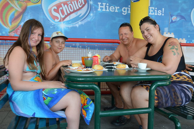 Aufregender als in Lignano: Familie Maier startet den Tag in ihrem Lieblingsbad mit einem Frühstück im Restaurant