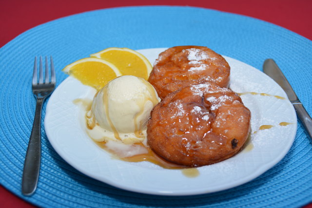 Krofne – eine süße Spezialität vom Balkan. Sie ähnelt unserem Krapfen.