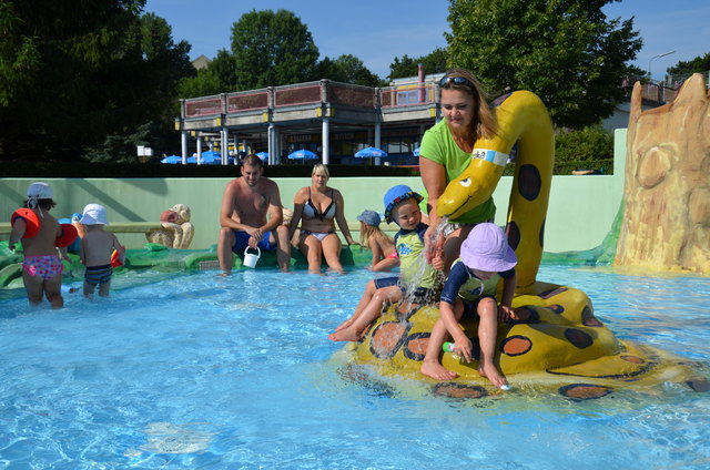 Lena (3), Felix (2) und Mama Birgit Rami-Merhar fasziniert die wasserspeiende Schlange.