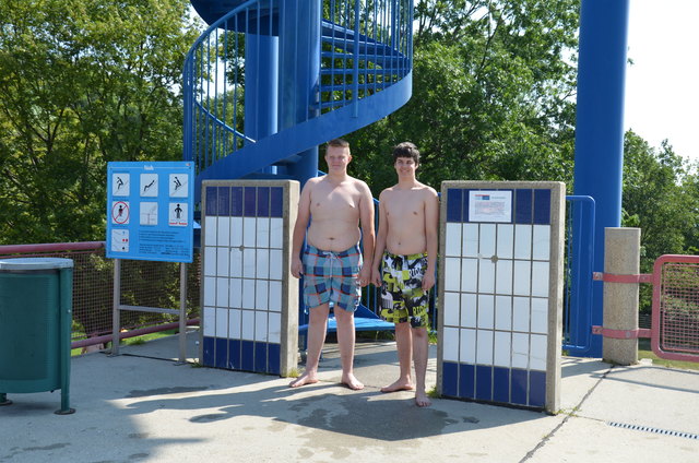 Marcus Filip (17) und Niklas Schwarz (17) vor dem Aufstieg zur Rutsche:" Die ist einfach nur cool".