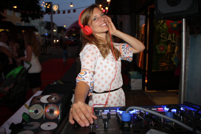 Musik von DJane Colette erfreute das Publikum beim Marktfest in Straßwalchen.