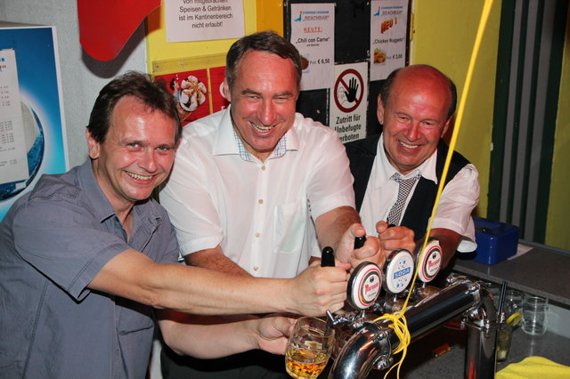 An der Löschstation Heinz Rotter, BGM Schmidl-Haberleitner und Peter Frigo.