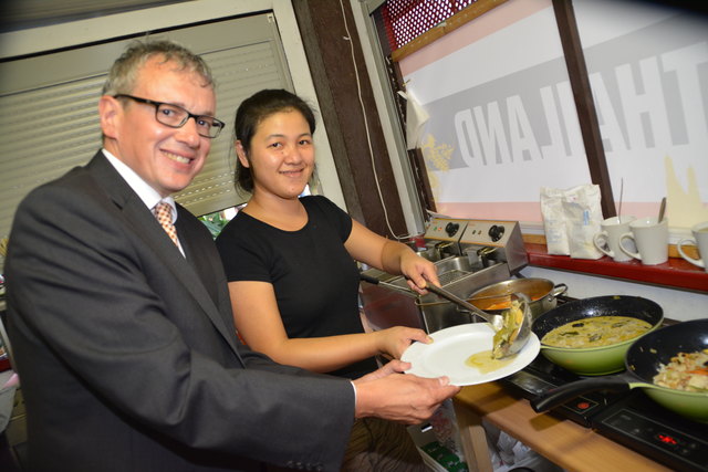 August Teufl und die Chefin des "Khim" tischen gemeinsam Grünes Curry aus Thailand auf.