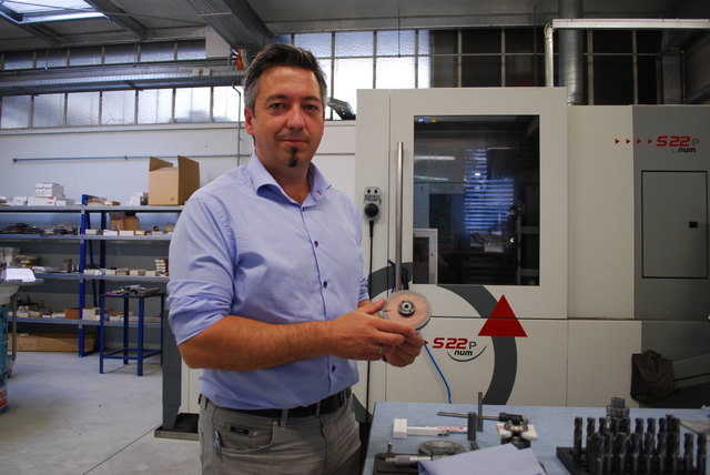 Geschäftsführer Mario Schmied vor der CNC-Fräse, in der die Diamantschleifscheiben für die Kunden getestet werden