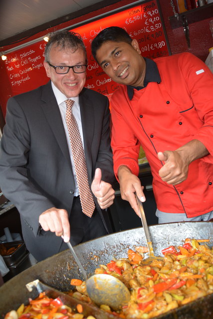 August Teufl und Saleem Piridaus rühren kräftig in der Riesenpfanne.