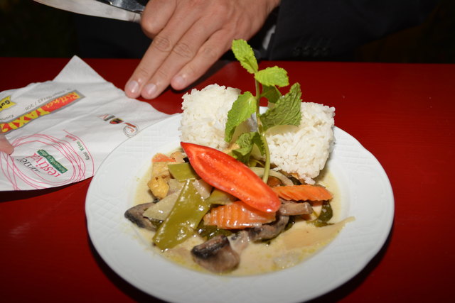 Thailand: Grünes Curry mit Reis.