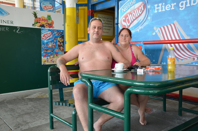 Daniela und Andreas Stadler sind Stammgäste. Sie genießen ihren Frühstückskaffee, während Sohn Lukas im Wasser tollt. "Wir verbringen den ganzen Tag im Bad und schätzen das volle Angebot".
