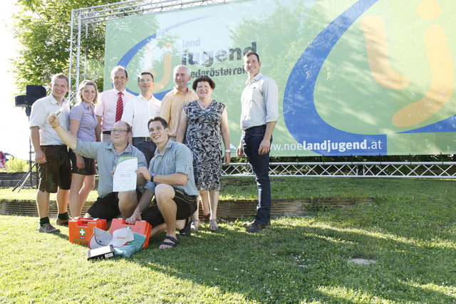 stehend v.l.: Landesleitung der Landjugend Harald Hochedlinger und Verena Hainzl, Vizepräsident Otto Auer, Geschäftsführer Johannes Schwarz, Direktoren Fuger und Betz, Landeskammerrat Laier mit den Landessiegern Johannes Pieber und Andreas Punz. | Foto: Kraus