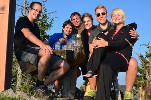 Lukas, Pepe, Reini, Valerie, Mathias und Ina genossen die letzten Sonnenstrahlen am Gipfel.