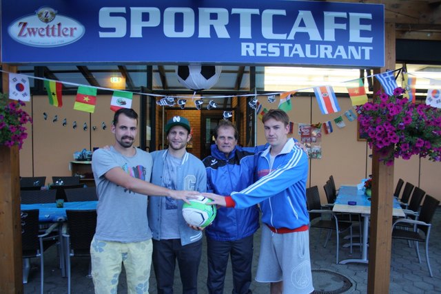 Trainer Kurt Castek (2.v.r.) mit den Klosterneuburger Stützen Martin Grasl, Georg Lederer und Adam Andrejcsik (v.r.) | Foto: NÖN
