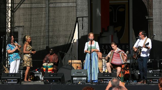 Das Musikprojekt Salzburg gemeinsam mit African Spirit auf der grossen Bühne | Foto: Emma Sommeregger