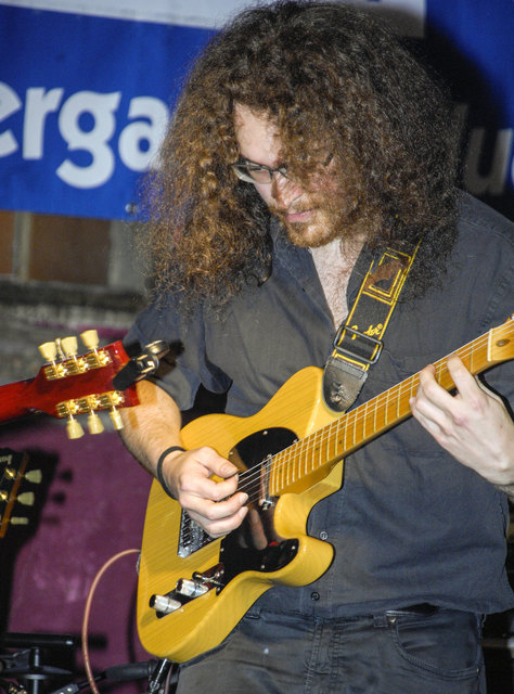 Markus Stinauer, der Virtouse auf seiner Gitarre, ist künstlerisch breit gefächert. | Foto: Stinauer