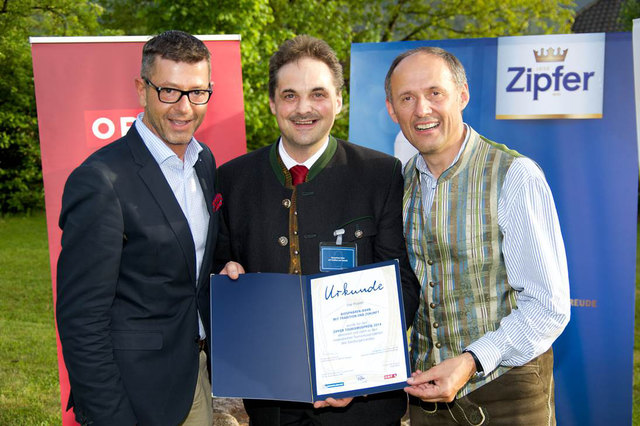 Michael Kretz (GF Bezirksblätter Salzburg, li.) und Leo Bauernberger (GF der SLTG, re.) gratulierten Alexander Müller. | Foto: Foto: Salitererwirt/Hans-Peter Kreidl