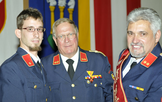 Der ehemalige Kommandant Siegbert Brunner (mitte) mit seinem Nachfolger Hubert Kramer (re) | Foto: KK/Poppernitsch