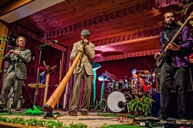 Exotische Instrumente plus eine Vielzahl verschiedener Rhythmen und Sounds machen einen Mischkultur-Auftritt zur musikalischen Weltreise. | Foto: Local-Bühne