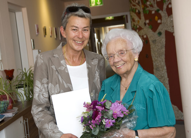 Gabriele Mörk (l.) überbrachte der Jubilarin die Ehrengabe  der Stadt Wien. | Foto: Foto: Bramböck