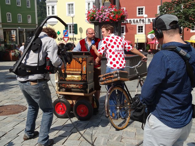 Beim Spot-Dreh des Bayrischen Rundfunks mit Herbert und seiner Drehorgel "Priscilla". | Foto: Ferienland Kufstein