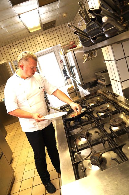 Küchenchef Christian Widgruber bei der Arbeit.