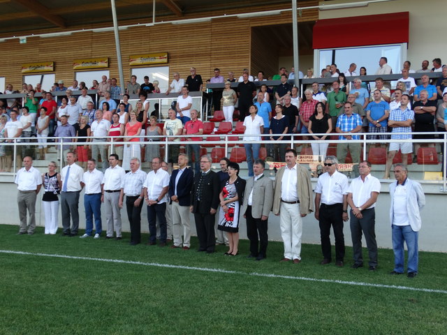 Die große Schar der Ehrengäste vor der Zuschauertribüne im neuen Rohrbacher Stadion