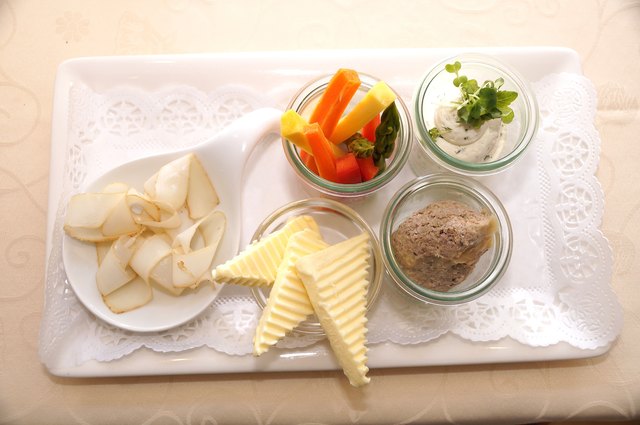 Gruß aus der Küche: Aufstriche, Butter, frische Gemüsesticks und Schinkenspeck.
