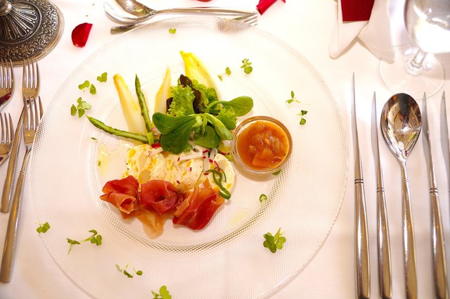 "Elegante Vorspeise, geschmacklich top": Frischkäseterrine mit Marchfelder Solospargel, Vulcanoschinken und hausgemachten Chutney.