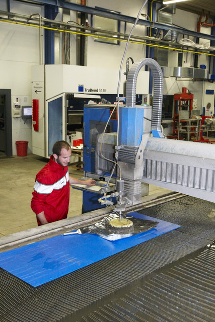 Thomas Sonnleitner beim Schneiden der Torte mit Wasserstrahl | Foto: privat