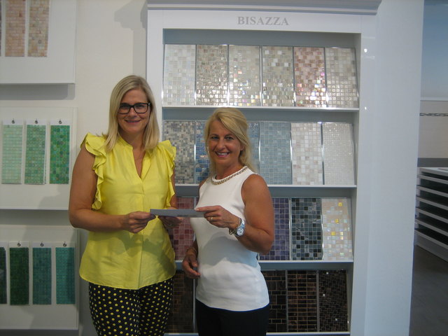 Bernit-GF Christine Berendt überreicht den Scheck an Brigitte Quehenberger aus Hallwang. | Foto: Bernit