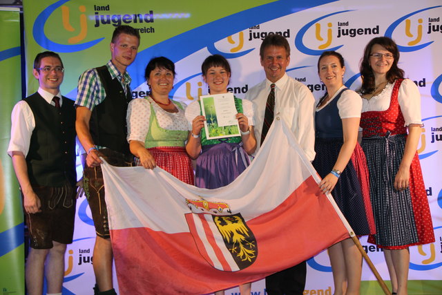 Christina Horner (M.) neben LAbg. Manuela Khom, ÖkR Franz Titschenbacher und LJ-(Bundes)Leitern. | Foto: Landjugend Oberösterreich