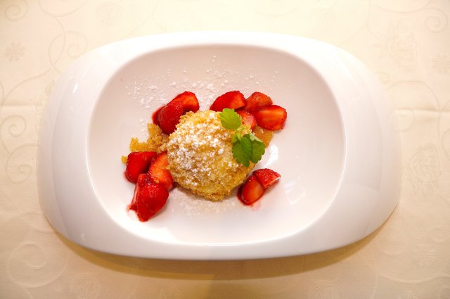 Zum Dessert gab's für unseren Teufl ein Erdbeerknödel in brauner Bröselbutter an Erdbeersauce. "Sehr flaumig, tolle Kombination, fruchtige Erdbeersauce, top Anrichteart", so der Teufl.