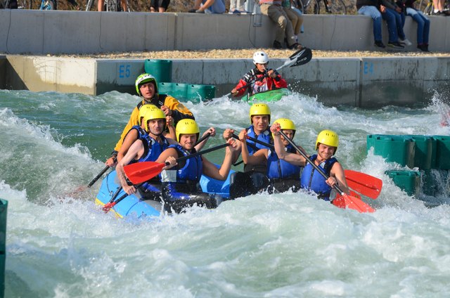 Nichts für Wasserscheue: Zu siebt geht’s im Gummiboot einen 250-Meter-Kanal hinunter. | Foto: Vienna Watersports Arena