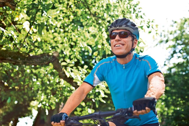 Radsportler stellen an ihre Augen hohe Anforderungen. Vor allem die schnellen und häufigen Licht- und Schatten-Wechsel sind für das Auge extrem anstrengend. | Foto: Rodenstock/Augenoptikermeister, Abdruck honorarfrei!
