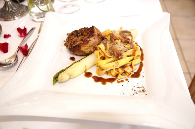 Die Hauptspeise: Schweinsmedaillon auf Eierschwammerl-Tagliatelle mit Spargel vom Engelhard.