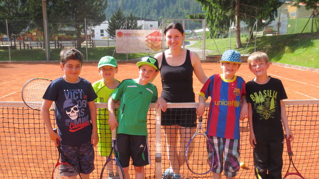 Trainerin Sabrina Larcher brachte den Kids der VS Silz den Sport rund um die gelbe Filzkugel spielerisch näher.