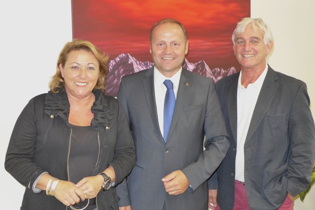 Landes-Sportreferent LHStv Josef Geisler mit Astrid Stadler (Präsidentin des Österreichischen Bob- und Skeletonverbands) und Michael Bielowski (Präsident des Österreichischen Rodelverbands) bei der Besprechung im Landhaus. | Foto: Land Tirol/Gerzabek