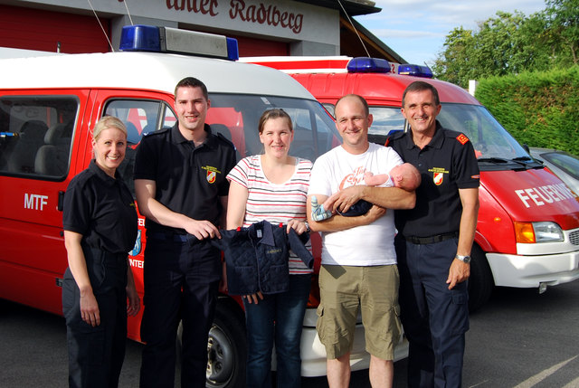 Karin Wittmann, Michael Helm, die stolzen Eltern Christine und Stefan Kassubek mit dem kleinen Hannes, Kommandant Wolfgang Helm. | Foto: FF Unterradlberg