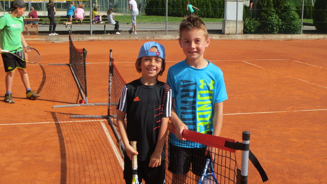 Zwei der eifrigen Tennisstars von morgen!