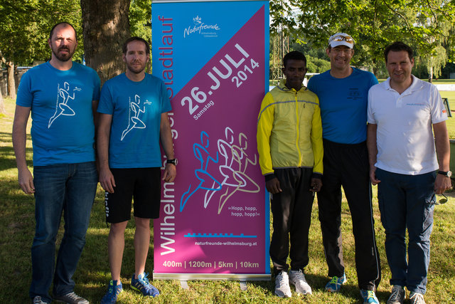 Das Team der Naturfreunde Wilhelmsburg freut sich gemeinsam mit Lemawork Ketema auf den Stadtlauf. | Foto: privat