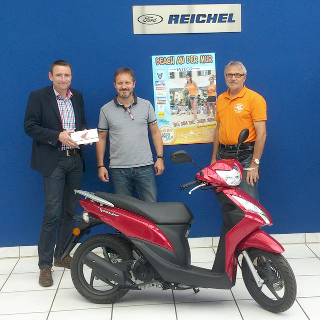 Rudolf Reichel, der Gewinner Klaus Hiebler und Wolfgang Günther bei der Übergabe des Hauptpreises. | Foto: KK