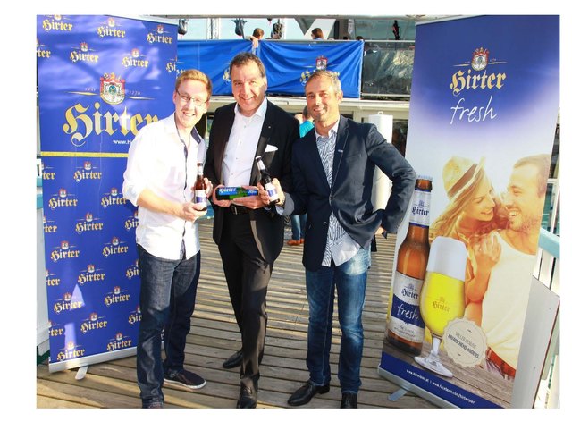 Stoßen auf den Sommer an: Patrick Strauß (Hirter Bier) mit Matthias Krenn und Herwig Druml | Foto: rfw