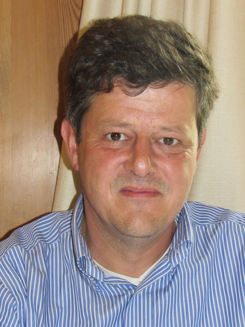 Florian Van der Bellen zeigt die Stärken vom neuen Reiseführer auf.