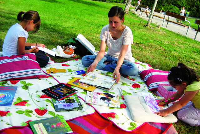 Lesen in den Alsergrunder Parks: Die Aktion "Leseschlange" soll Langeweile in den Ferien entgegenwirken.