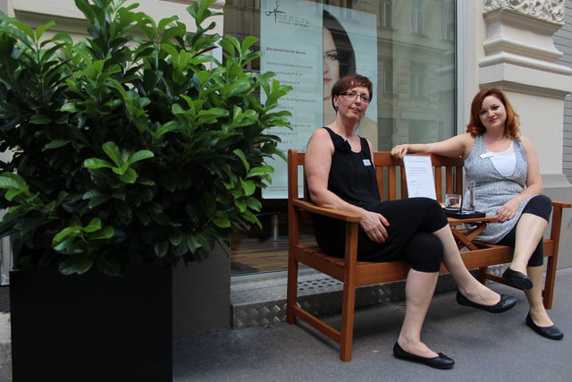 Julia Wessely (r.) und ihre Mitarbeiterin Irene hoffen auf viele Nachahmer ihrer Idee, um etwas mehr Grün und Behaglichkeit ins Grätzel zu bringen.