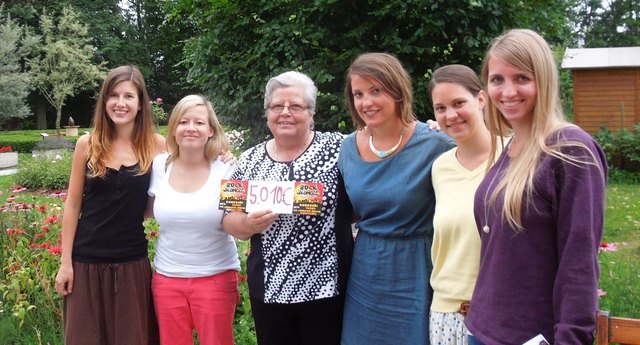 5010 Euro wurden vom Verein "Rock for Kongo" an Sr. Litzlhammer übergeben