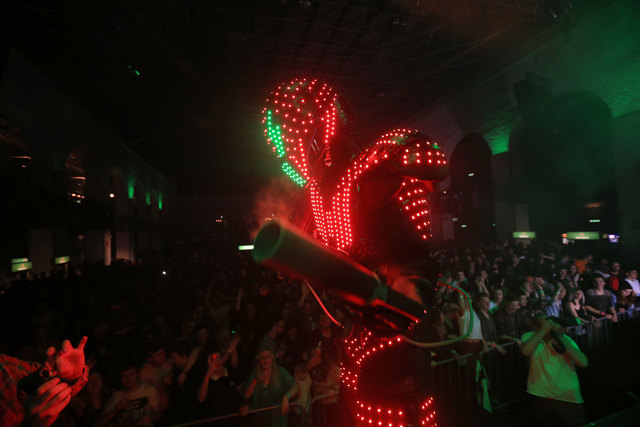 Der LED-Robot-Man gehört zur Ibiza-Party wie die typischen Vibes – am 9. August in der Area47. | Foto: P:Media
