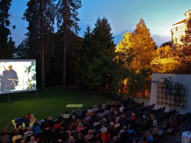 Film schauen und die Atmosphäre des Schlossparks auf sich wirken lassen. | Foto: Sepp Puchner