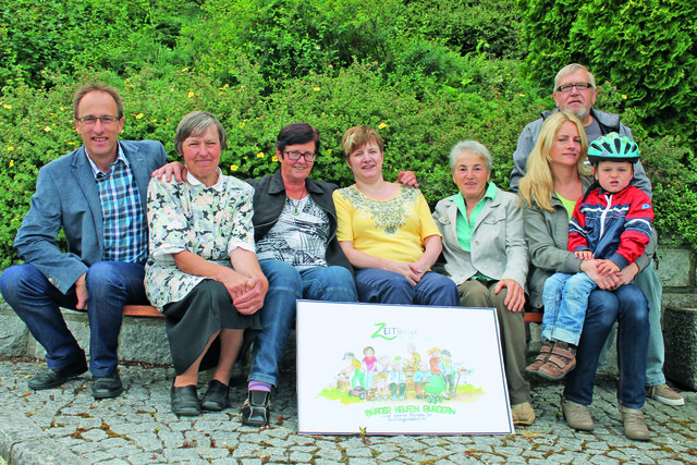 Ein restauriertes Platzerl zum Rasten: Bürgermeister Albert Stürmer, Maria Schönleitner, Josefa Simader, Brigitte Lackner, Rosa Pöchtrager, Niklas und Berta Hamberger und Harald Markwirth (v. l.).