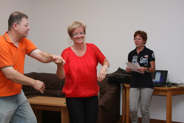 Obmann der Tanzgruppe Alexander Klopf und Karin Hießl bereiten sich auf ihren großen Auftritt vor. | Foto: Anton Stöcklegger